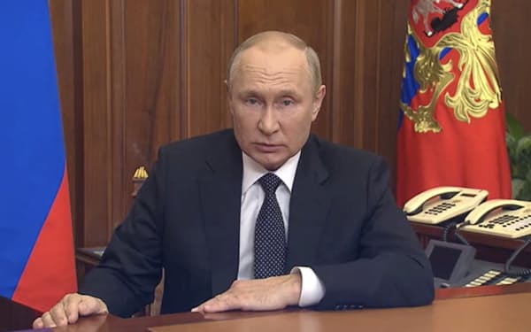 ２１日午前、国民向けにテレビ演説を行ったプーチン氏＝ロイター