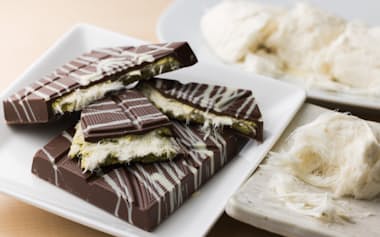 エフェトレーディングが今年のバレンタインで仕掛けるエンジェルヘアーチョコ。割ると繊維状の伝統菓子が詰まっている