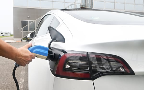 電気自動車（EV）に搭載する蓄電池の排出量の表示を求める動きが欧州である