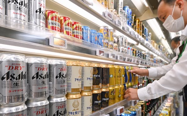 清涼飲料・酒類大手は10月から相次ぎ値上げを実施する（都内のスーパー）