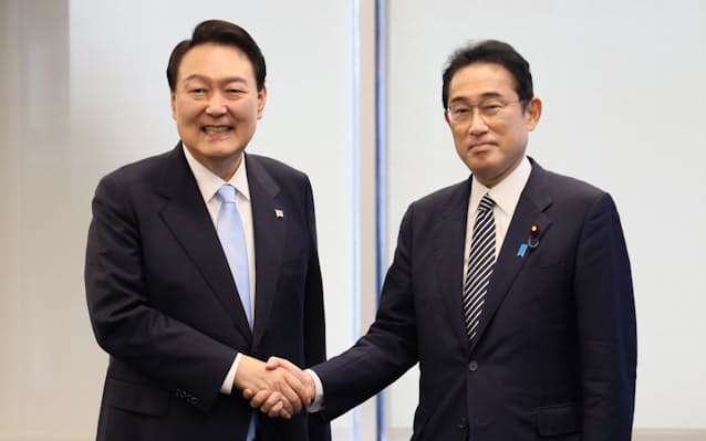 日韓首脳が初懇談 元徴用工など「懸案解決し健全な関係に」 - 日本経済新聞