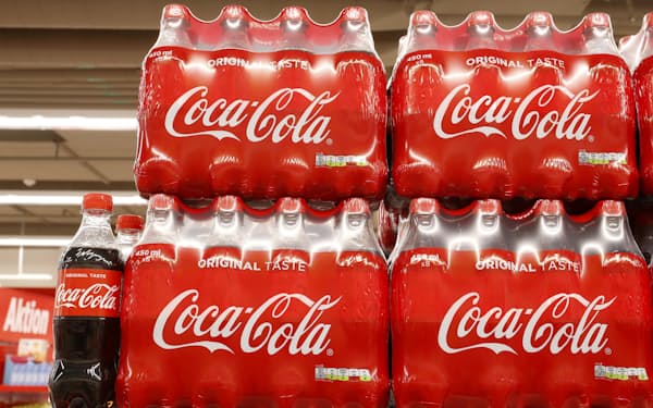バフェット氏はコカ・コーラ株への投資で莫大な利益を稼いだが、かつてはペプシコーラを愛飲していたという＝ロイター