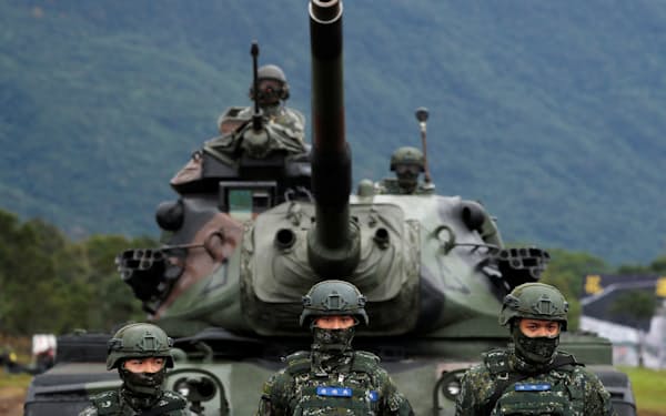 軍事訓練に参加する台湾の戦車と兵士＝ロイター