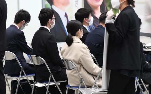 採用活動が解禁となり、企業の合同説明会に訪れた学生たち（2022年３月、東京都江東区）