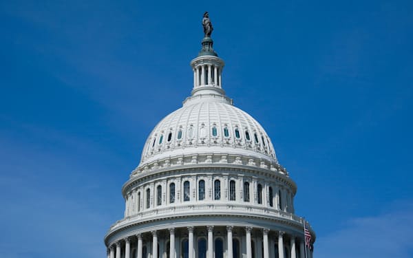米議会の建物上部（４日、ワシントン）=ロイター