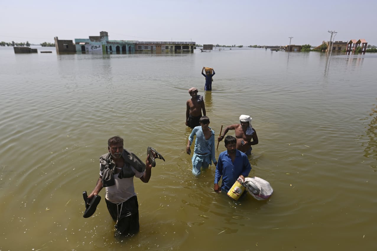 9月に発生したパキスタンの記録的な洪水。脱炭素が遅れれば気候危機は深刻化の恐れがある=AP