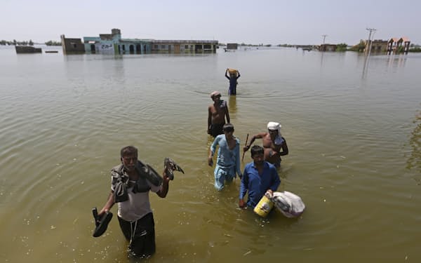 ９月に発生したパキスタンの記録的な洪水。脱炭素が遅れれば気候危機は深刻化の恐れがある＝AP