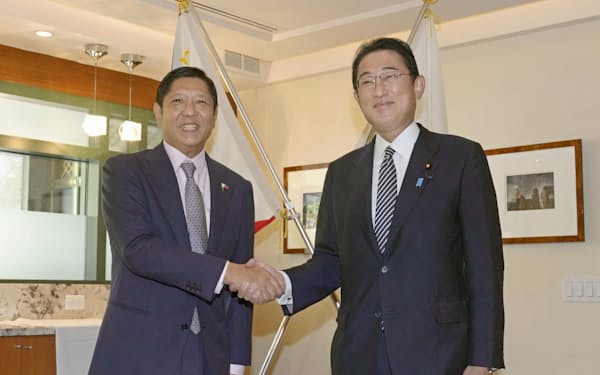 　会談に臨むフィリピンのマルコス大統領（左）と岸田首相=21日、米ニューヨーク（共同）