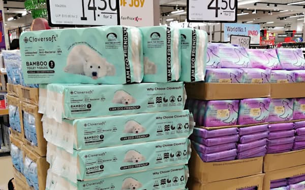 シロクマのパッケージ絵で環境配慮型商品であることを訴える（シンガポールのスーパーマーケットの売り場）