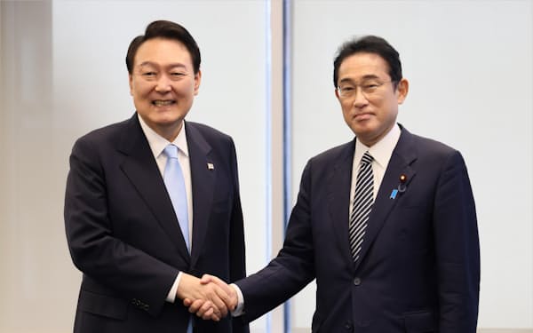 米ニューヨークで韓国の尹錫悦大統領と握手する岸田首相（21日、内閣広報室提供）＝共同