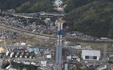 新名神高速道路で東海道新幹線などの上空を通過する橋梁工事が進む(大阪府高槻市)