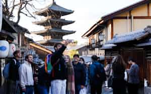 日本人や外国人の別なく、いまは日本からの出国時に1人1000円の税を払わなければならない(写真は京都市内) 日本人や外国人の別なく、いまは日本からの出国時に1人1000円の税を払わなければならない(写真は京都市内)