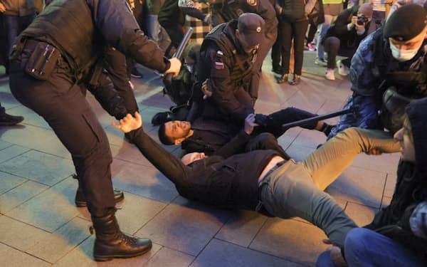 治安部隊に拘束された抗議デモ参加者（21日、モスクワ）＝ロイター