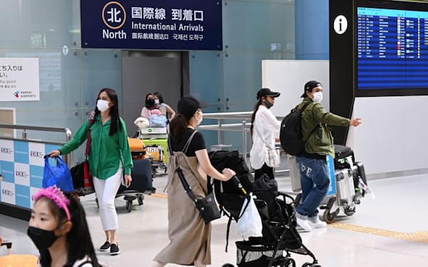 海外から関西国際空港に到着した人たち（15日）