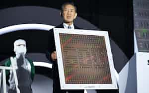 「セミコン・ジャパン2025」で講演するラピダスの小池淳義社長(19日午前、東京都江東区) 「セミコン・ジャパン2025」で講演するラピダスの小池淳義社長(19日午前、東京都江東区)