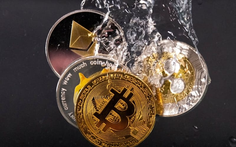 米証券取引委員会(SEC)が暗号資産(仮想通貨)の規制強化に乗り出そうとしている(ビットコイン、イーサリアムなどのロゴ)=ロイター 米証券取引委員会(SEC)が暗号資産(仮想通貨)の規制強化に乗り出そうとしている(ビットコイン、イーサリアムなどのロゴ)=ロイター