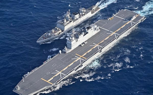 　インド海軍のフリゲート艦（奥）に洋上給油する海上自衛隊の護衛艦いずも＝11日、ベンガル湾（同隊提供）