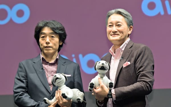 犬型ロボット「aibo（アイボ）」を発表するソニーの平井一夫社長（当時、右）と川西泉執行役員（2017年11月、東京都港区）