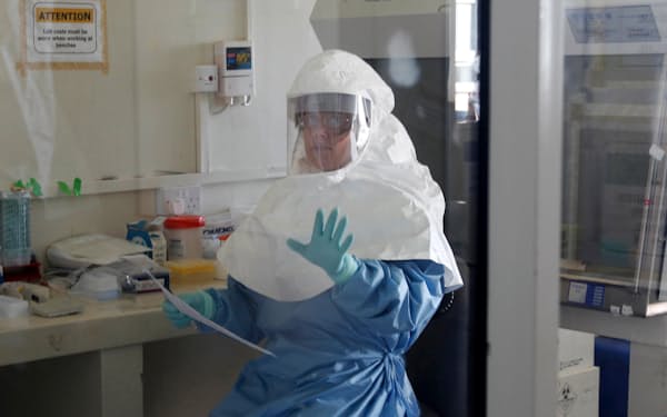 ウガンダでエボラウイルスの検体を調べる専門家（2011年）＝ロイター