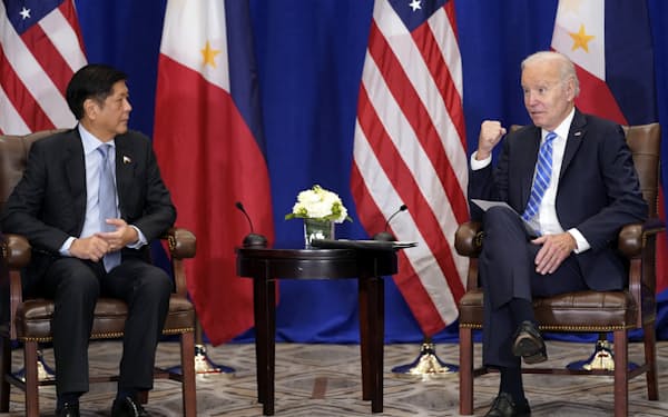 フィリピンのマルコス大統領（左）とバイデン米大統領が対面形式で会うのは初めて（22日、ニューヨーク）＝ＡＰ