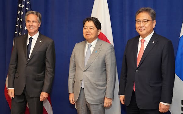 ニューヨークで日米韓外相会談に臨む林外相㊥（22日）＝外務省提供