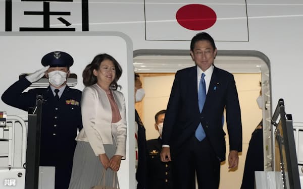  22日、米ニューヨークのケネディ国際空港を出発する岸田首相(右)と裕子夫人=共同
