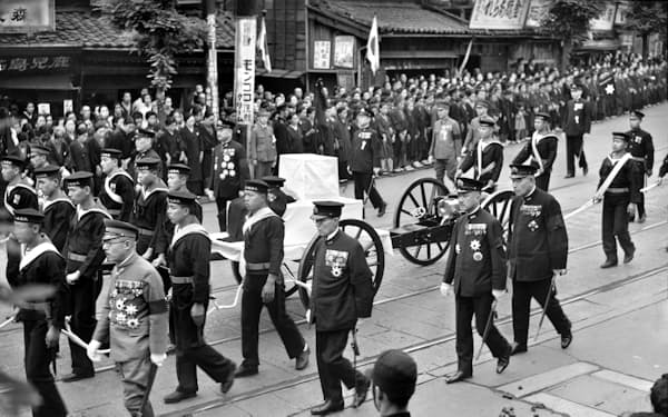 東京・芝の水交社を出て日比谷公園の斎場に向かう山本五十六元帥の葬列（1943年、東京・飯倉）＝共同