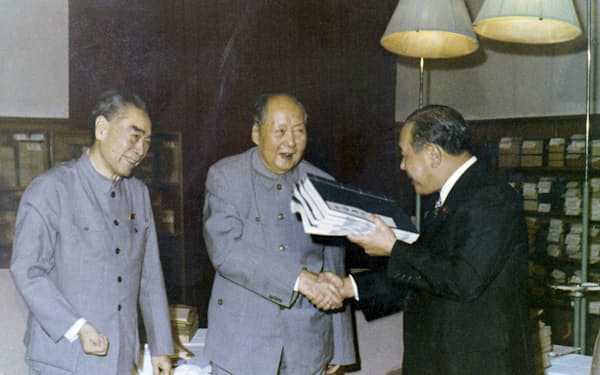 中国の毛沢東主席（中）と握手する田中角栄首相（右）、左は周恩来首相（1972年9月、北京）＝新華社・共同