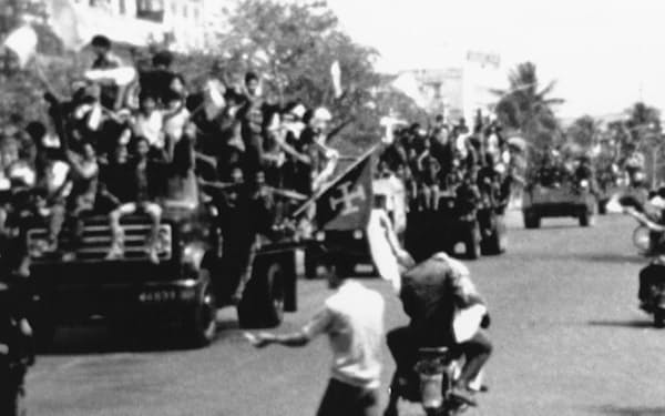 首都プノンペンに入るポル・ポト派の兵士たち。虐殺の悪夢の始まりだった（1975年4月17日）＝AP