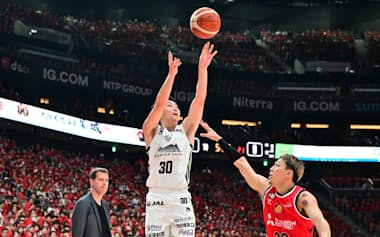 オールスター戦初出場となる富永啓生(中央)は今季、全30試合に出場して得点ランキングは日本人トップ。好調の北海道をけん引する=Bリーグ提供