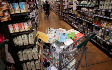 米ニューヨーク市マンハッタンのスーパーマーケット。「アフォーダビリティー(価格などの手ごろさ)」が米国政治の争点となっているが、賃金や資産の動きを含めた経済の実態は複雑だ=ロイター