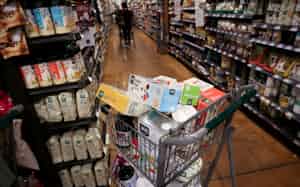 米ニューヨーク市マンハッタンのスーパーマーケット。「アフォーダビリティー(価格などの手ごろさ)」が米国政治の争点となっているが、賃金や資産の動きを含めた経済の実態は複雑だ=ロイター 米ニューヨーク市マンハッタンのスーパーマーケット。「アフォーダビリティー(価格などの手ごろさ)」が米国政治の争点となっているが、賃金や資産の動きを含めた経済の実態は複雑だ=ロイター