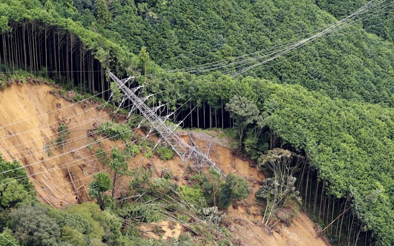 山崩れで倒れた中部電力の送電鉄塔（24日午後、静岡市葵区）=共同