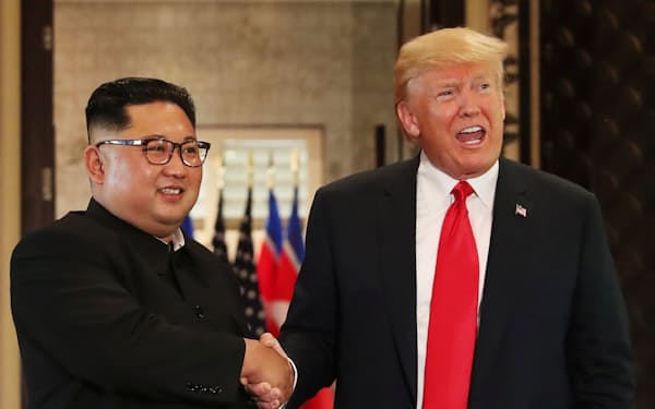 2018年6月、シンガポールで初めて会談したトランプ米大統領㊨と北朝鮮の金正恩委員長（当時）＝ロイター