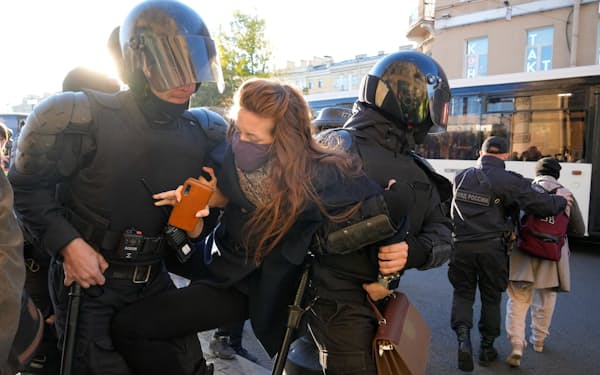 ２４日、ロシアでは部分動員令への抗議デモ参加者が相次ぎ拘束された（ロシア・サンクトペテルブルク）＝ＡＰ