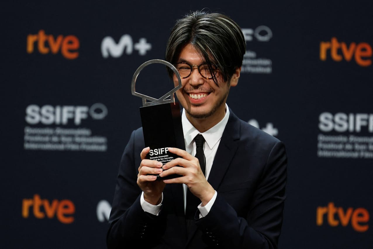 サンセバスチャン国際映画祭で監督賞を受賞した川村元気監督（24日、スペイン・サンセバスチャン）=ロイター・共同