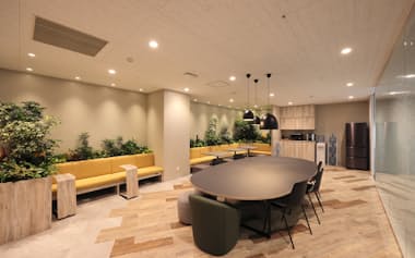 YEデジタルは社員がリフレッシュしやすいよう、休憩スペースの明るさを時間帯で変えている