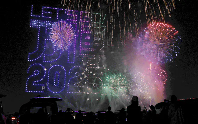 夜空にドローンが ミャクミャク 万博会場で花火大会 日本経済新聞 夜空にドローンが ミャクミャク 万博会場で花火大会 日本経済新聞