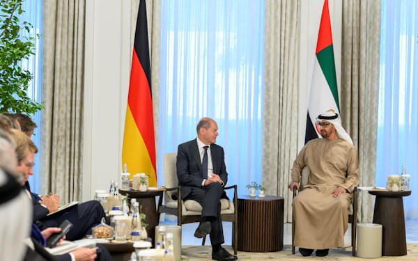 25日、会談するドイツのショルツ首相㊧とUAEのムハンマド大統領（UAE大統領府撮影）=ロイター