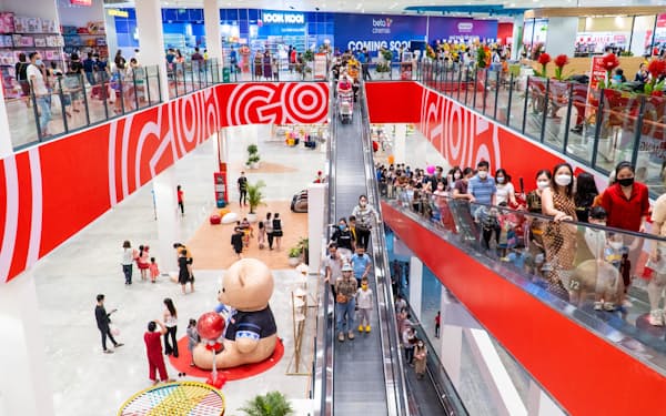 セントラルの大型スーパー「ゴー！」にはスポーツ用品店や家庭用雑貨店などの自社ブランドが入居する（ベトナム北西部ラオカイ省）