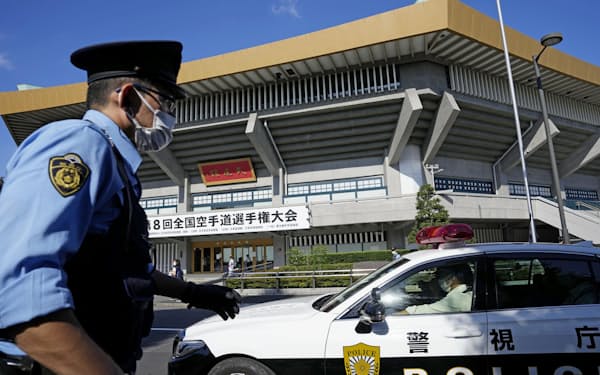 　安倍元首相の国葬を前に、東京都千代田区の日本武道館周辺を警戒する警察官=25日午後