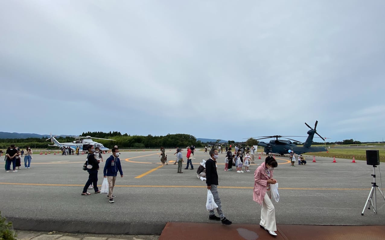 佐渡空港で空の日のイベントが開かれた（23日、新潟県佐渡市）
