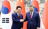 中韓首脳による2カ月での再会談は異例だ。習近平国家主席㊨と韓国の李在明大統領(5日、北京)=聯合・共同