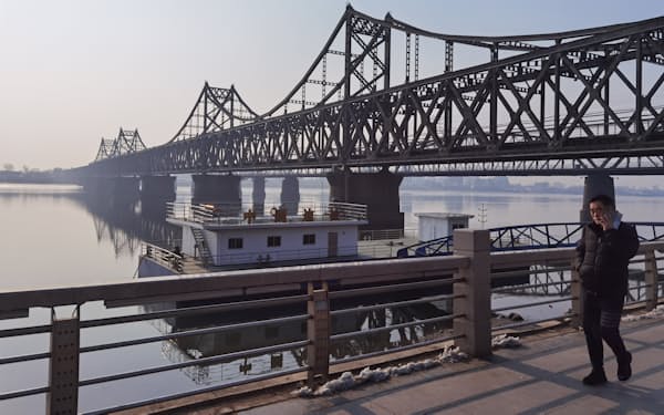 貨物列車は中国と北朝鮮をつなぐ「中朝友誼橋」を通る（２月、遼寧省丹東市）
