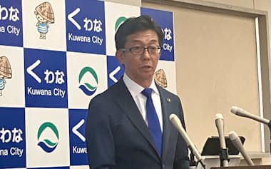 記者会見する桑名市の伊藤市長(6日、桑名市役所)