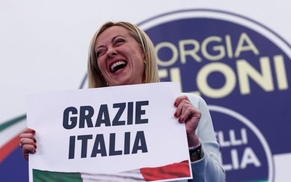 イタリア総選挙で第1党に躍進する見通しとなり、26日に勝利宣言する極右政党「イタリアの同胞」のメローニ党首=ロイター