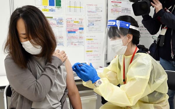 大規模接種会場で始まったオミクロン型対応ワクチンの接種（26日、大阪市中央区）