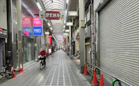 アーケードのあるメインの通りも駅前から離れるほど空き店舗が目立つ(堺市)