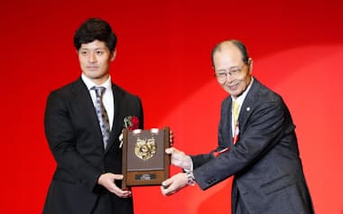 セ・リーグのベストナインに選ばれ、王貞治さん㊨から表彰される阪神・坂本=共同