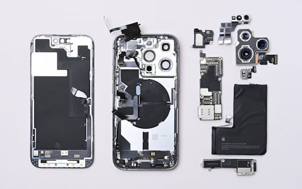 分解した「iPhone14Pro」。半導体とカメラ部品の超高機能化が際立つ